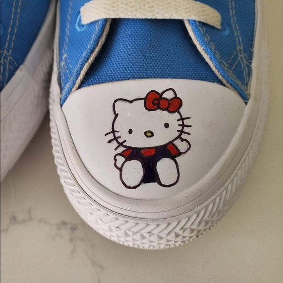 💗 CONVERSE 💗 Hand Painted.  HELLO KITTY AND HEARTS 🥰 Size 8.5. - Picture 2 of 8